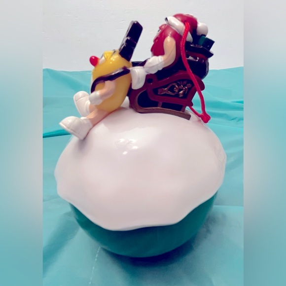 M&M’s ORNAMENT, RED & YELLOW M&M On Sled/SLEIGH, SNOWBALL NEW OPEN BOX - Picture 10 of 13